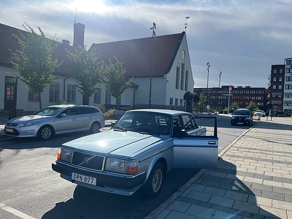 Volvo 240 2 of 5