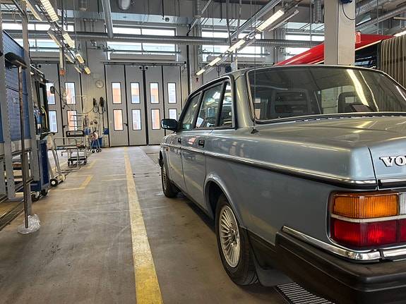 Volvo 240 3 of 5