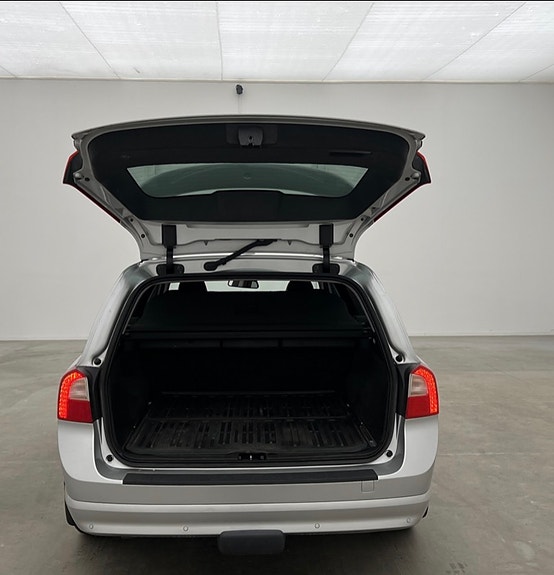 Volvo V70 3 of 5