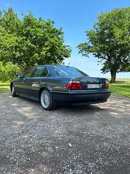 BMW 740i 3 of 5