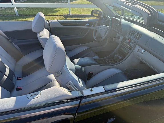 Mercedes-Benz CLK320 9 of 13