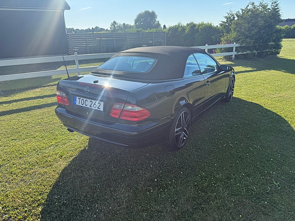 Mercedes-Benz CLK320 3 of 5