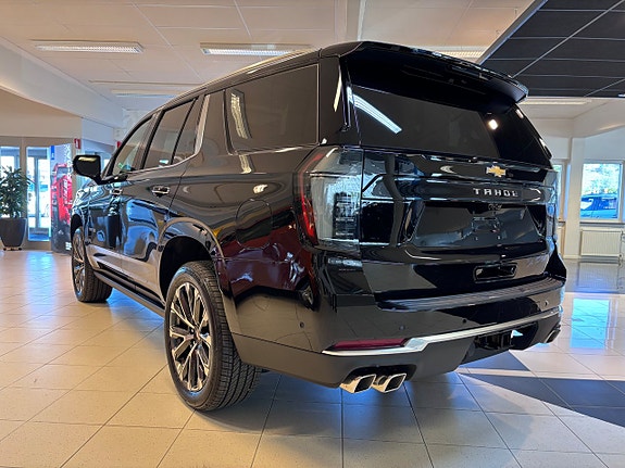 Chevrolet Tahoe 2 of 5