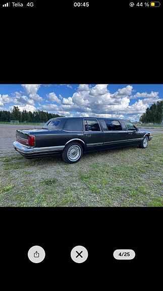 Lincoln Town Car 4 of 5