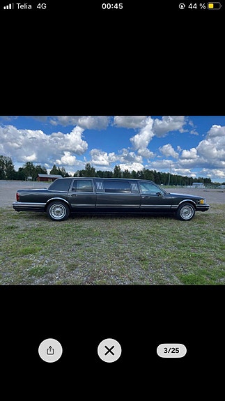 Lincoln Town Car 3 of 5