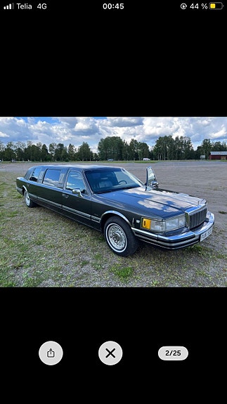 Lincoln Town Car 2 of 5