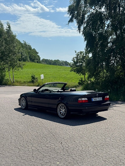 BMW 325i 4 of 5