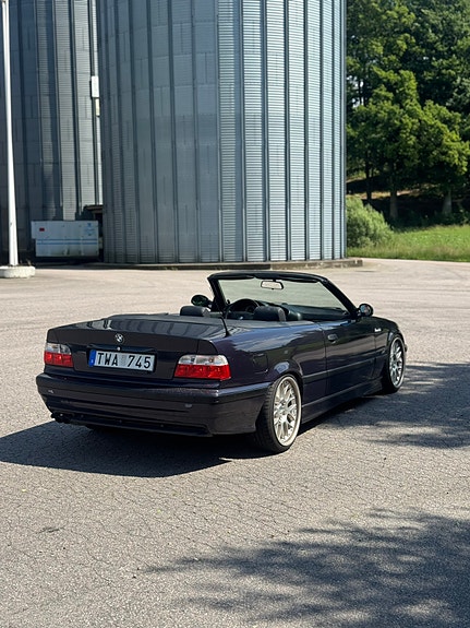 BMW 325i 3 of 5