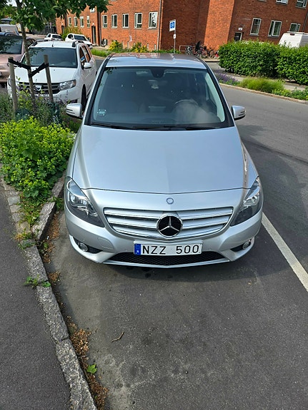 Mercedes-Benz B180 2 of 4