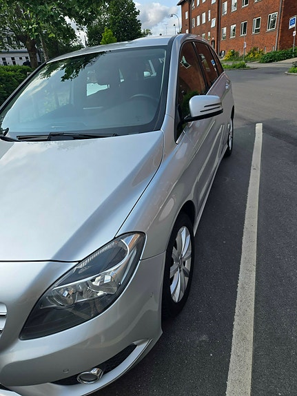 Mercedes-Benz B180 3 of 4