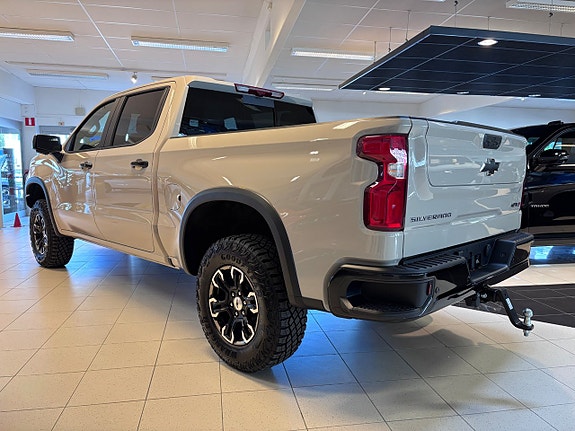 Chevrolet Silverado 1500 2 of 5