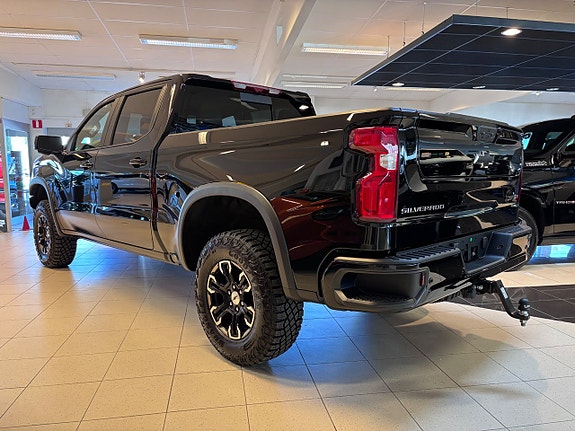 Chevrolet Silverado 1500 2 of 5