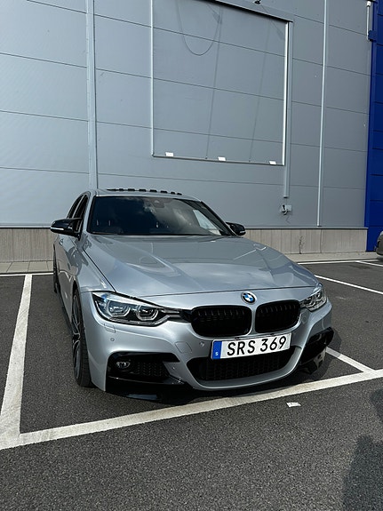 BMW 330e 3 of 5