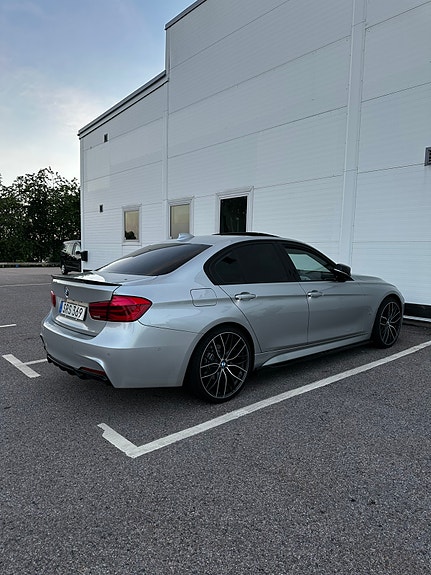 BMW 330e 4 of 5