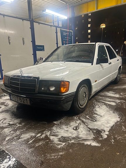 Mercedes-Benz 190 2 of 5