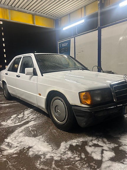 Mercedes-Benz 190 3 of 5