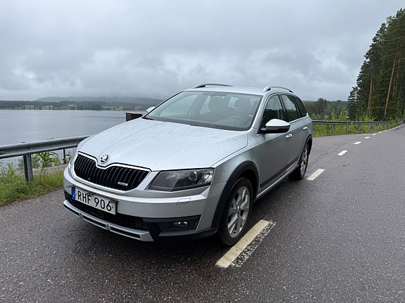 Skoda Octavia Scout 3 of 5