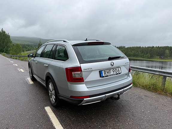 Skoda Octavia Scout 2 of 5