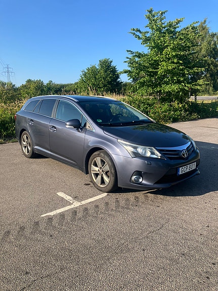 Toyota Avensis 2 of 5
