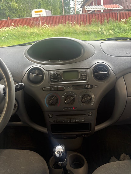 Toyota Yaris 5 of 6
