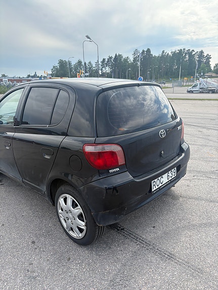 Toyota Yaris 3 of 6