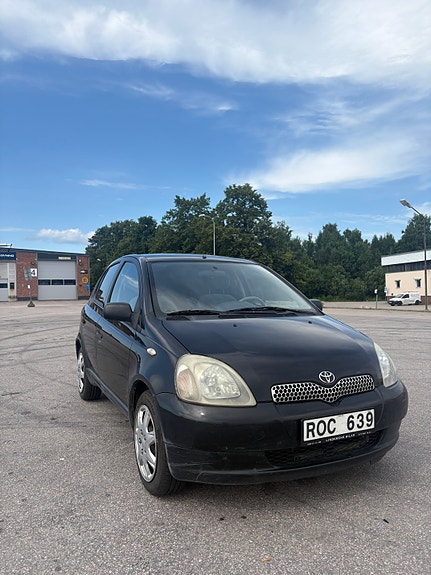 Toyota Yaris 2 of 6