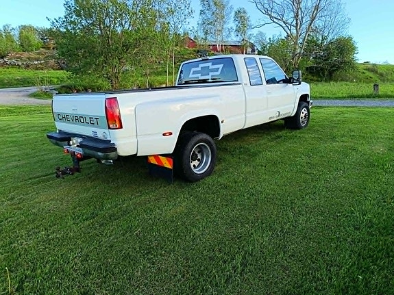 Chevrolet Silverado K3500 3 of 5