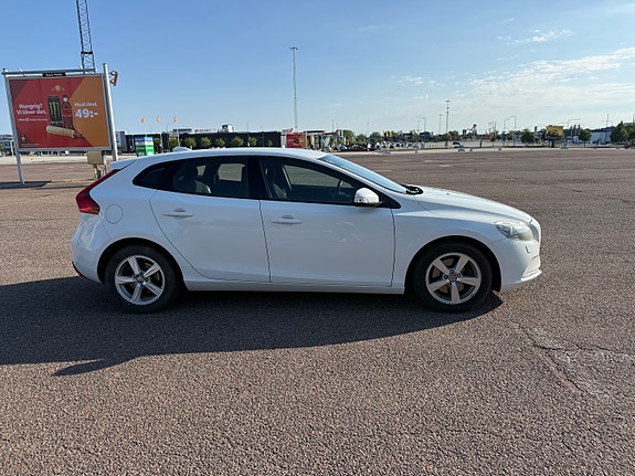 Volvo V40 2 of 5