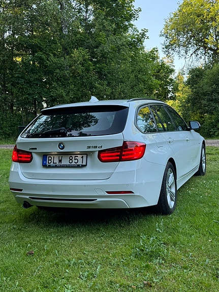 BMW 318d 3 of 5