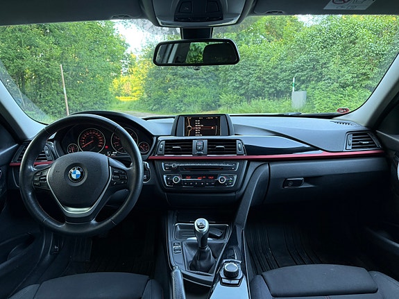 BMW 318d 4 of 5