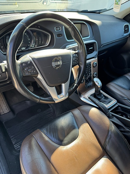 Volvo V40 Cross Country 7 of 16