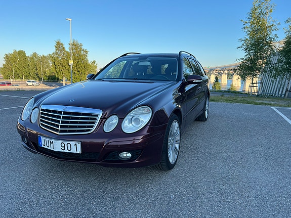 Mercedes-Benz E220 2 of 5