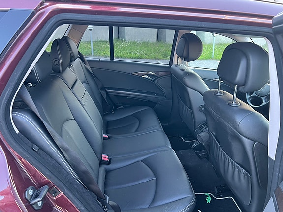Mercedes-Benz E220 4 of 5