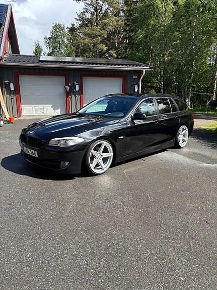 BMW 520d 2 of 5