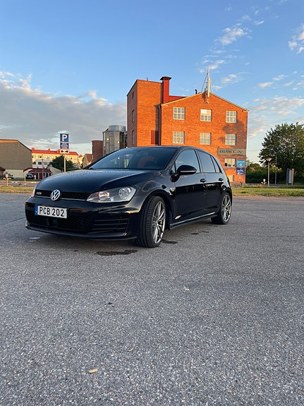 Volkswagen Golf VII 2 of 5