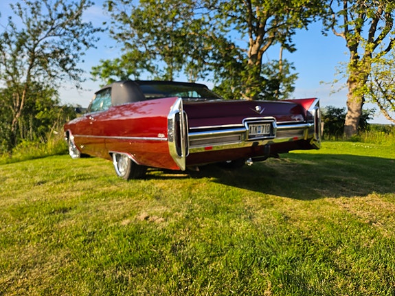 Cadillac De Ville photo 3