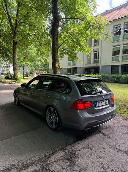 BMW 330d 3 of 5