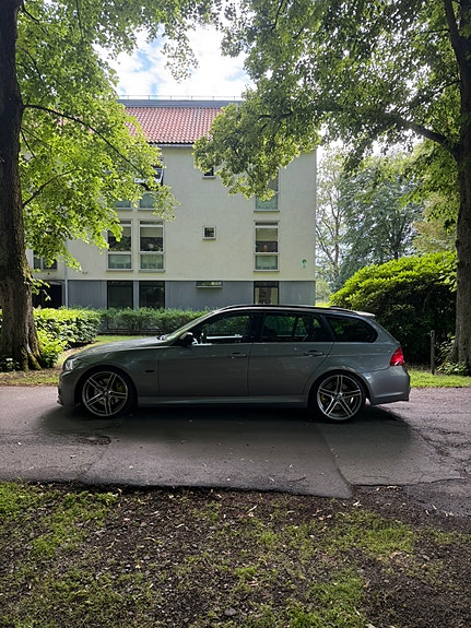 BMW 330d 2 of 5