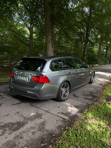 BMW 330d 4 of 5