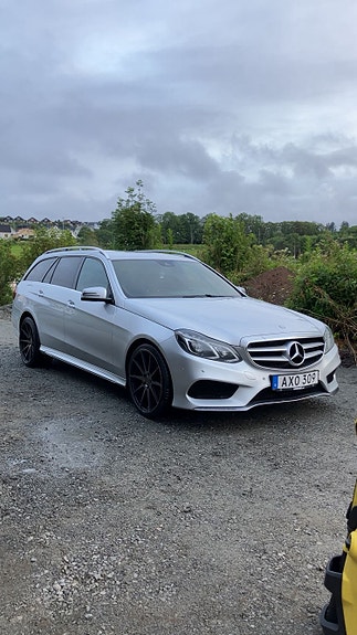 Mercedes-Benz E220 3 of 5