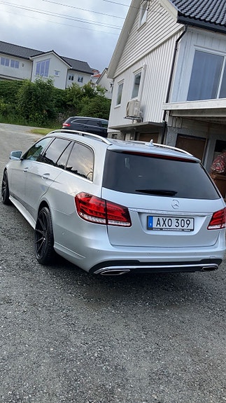Mercedes-Benz E220 2 of 5