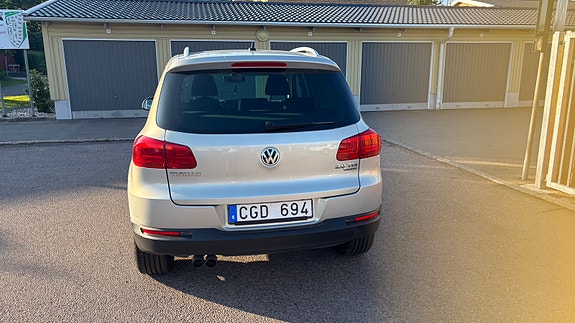 Volkswagen Tiguan 2 of 5