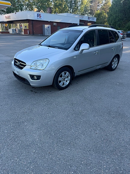 Kia Carens 3 of 5