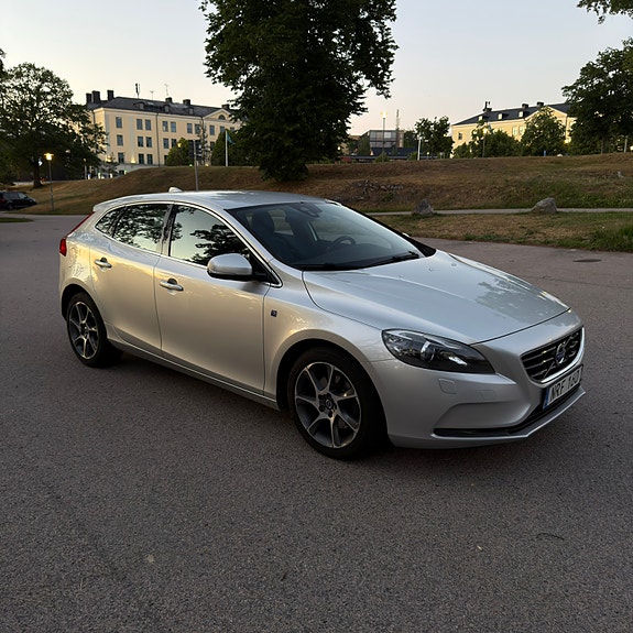 Volvo V40 2 of 5
