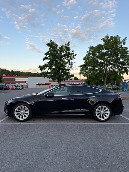 Tesla Model S 3 of 5