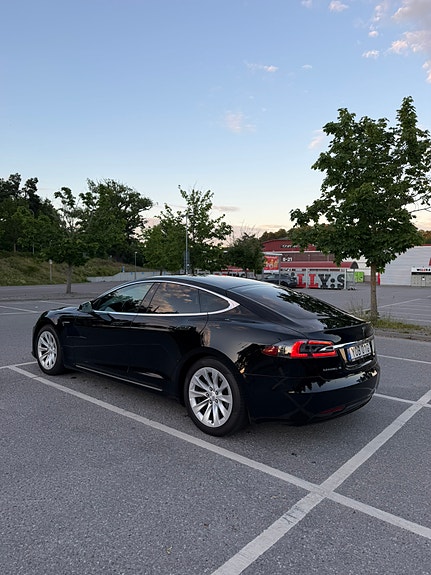 Tesla Model S 4 of 5