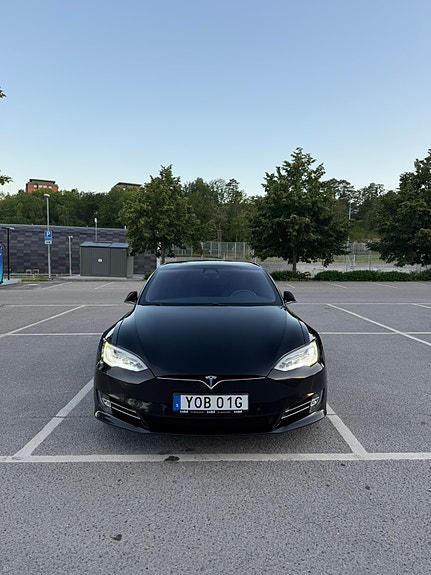 Tesla Model S 2 of 5