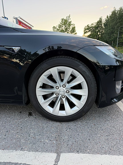 Tesla Model S 11 of 26