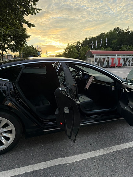 Tesla Model S 22 of 26