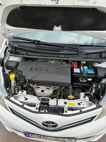 Toyota Yaris 5 of 13